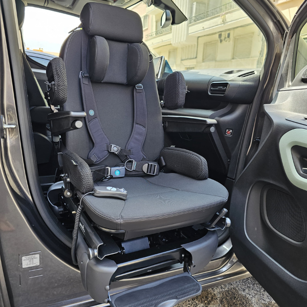 Banco Turny Evo com sistema Carony 16 e acessórios de posicionamento. O assento serve para o carro e para a cadeiras de rodas.