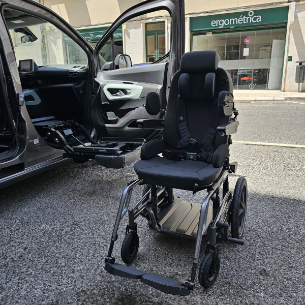 Banco Turny Evo com sistema Carony 16 e acessórios de posicionamento. O assento serve para o carro e para a cadeiras de rodas.